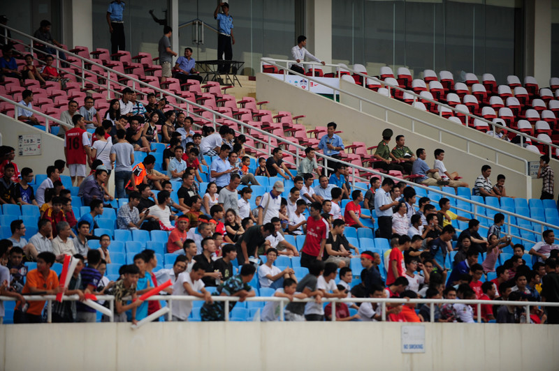 Hàng ngàn khán giả có mặt trên sân trước khi đội Arsenal tập hàng tiếng đồng hồ.