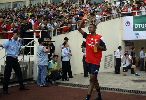 Reo hò khi cầu thủ ra sân.