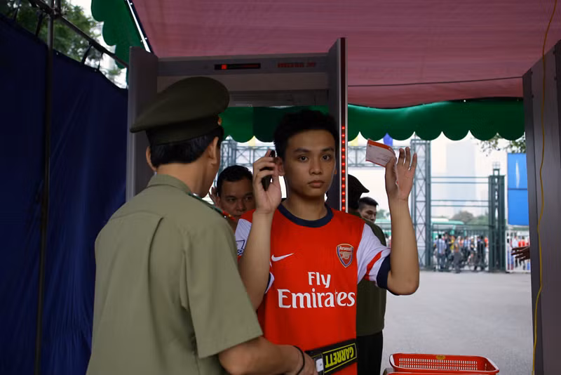 Tất cả đồ kim loại và điện thoại phải cầm tay khi qua cửa an ninh.