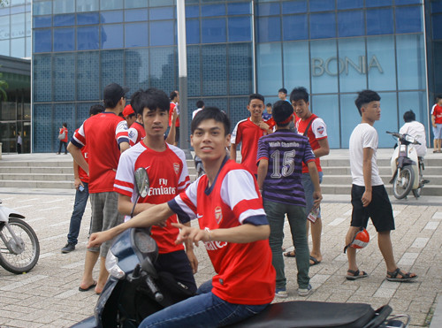 Bạn trẻ hào hứng chuẩn bị lên sân.