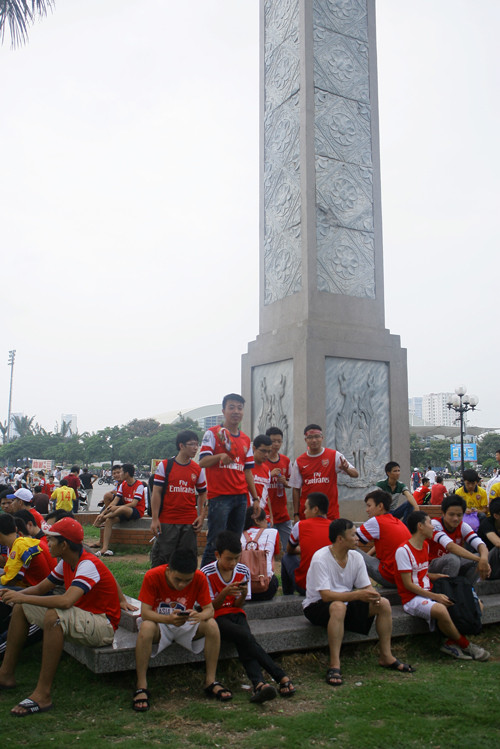 Tập trung chờ bạn bè.