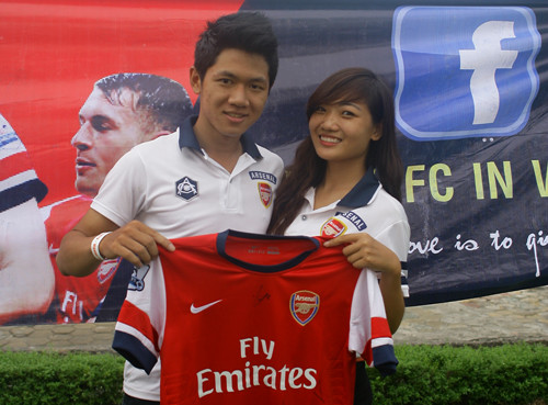 Khoe chữ ký của thần tượng.