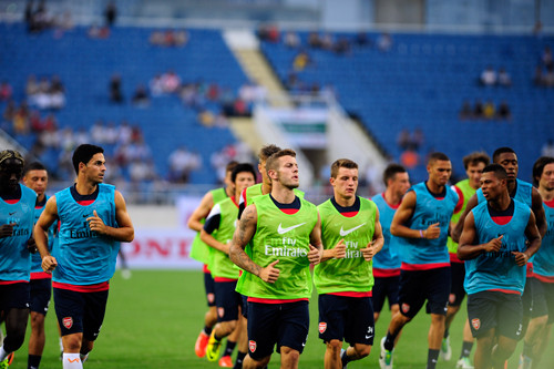 Các cầu thủ Arsenal bắt đầu buổi tập.