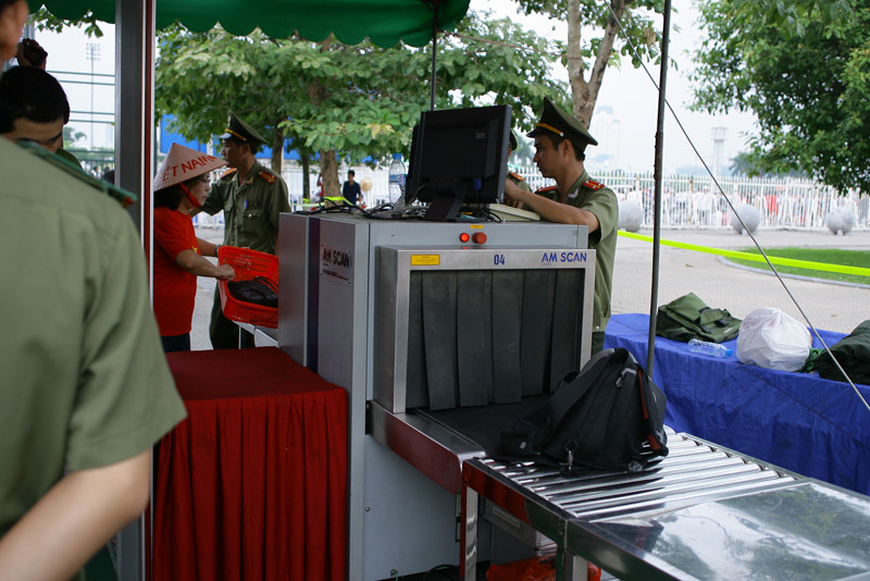 Qua cửa an ninh.