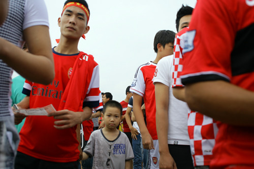 Xếp hàng vào sân.