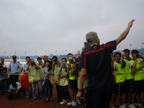 Ông quay lại chào khán giả.