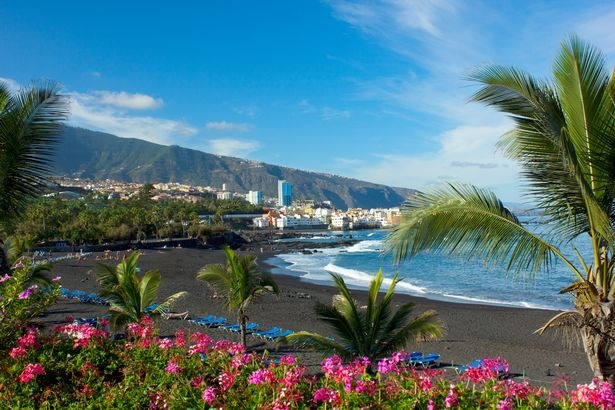 4. Playa Jardín, Tenerife, quần đảo Canary. Nằm trên quần đảo Canary, bãi biển Playa Jardín thơ mộng, bình dị của Puerto de La Cruz là một bãi tắm nhân tạo được thiết kế bởi nghệ sĩ địa phương César Manrique. Bãi tắm này nằm kề bờ cát đen được tạo thành từ tro bụi núi lửa, xung quanh là những khu vườn các thác nước tuyệt đẹp. Đứng ở đây, bạn có thể nhìn thấy điểm cao nhất ở Tây Ban Nha là núi Teide.