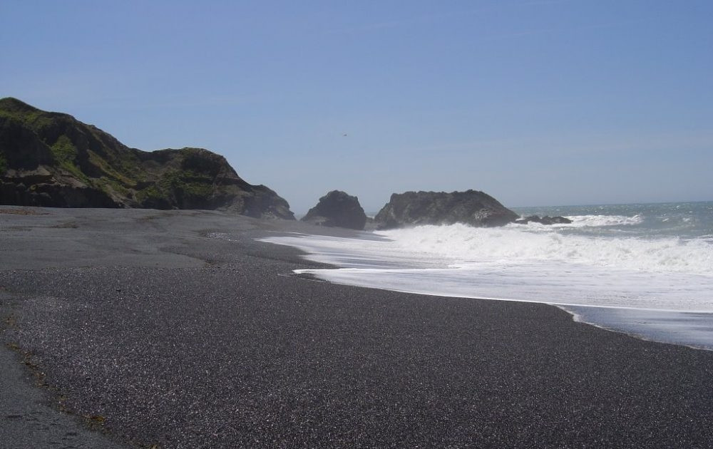 2. Black Sands, Shelter Cove, California, Mỹ. Bãi biển màu cafe quyến rũ này được bao quanh bởi rặng núi Jagged NorCal và rừng gỗ đỏ Redwood. Nằm ở nơi hẻo lánh nên bãi biển cát đen ở Shelter Cove, California không phải là điểm du lịch phổ biến.