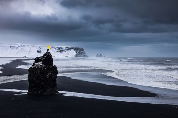 1. Reynisfjara, Iceland. Reynisfjara là bãi biển nổi tiếng nhất ở Iceland. Hình ảnh về bãi biển này xuất hiện trên bưu thiếp và những ấn phẩm quảng cáo du lịch Iceland trên khắp thế giới. Điều khiến Reynisfjara trở nên khác biệt so với tất cả những bãi biển khác là cát ở đây là cát núi lửa đen, đá cuội mịn, tạo thành một tổng thể vô cùng độc đáo. Khách du lịch có thể lái xe đến bãi biển đặc biệt dễ dàng. Chỉ mất khoảng hai tiếng rưỡi đi xe từ thủ đô Reykjavík tới đây.