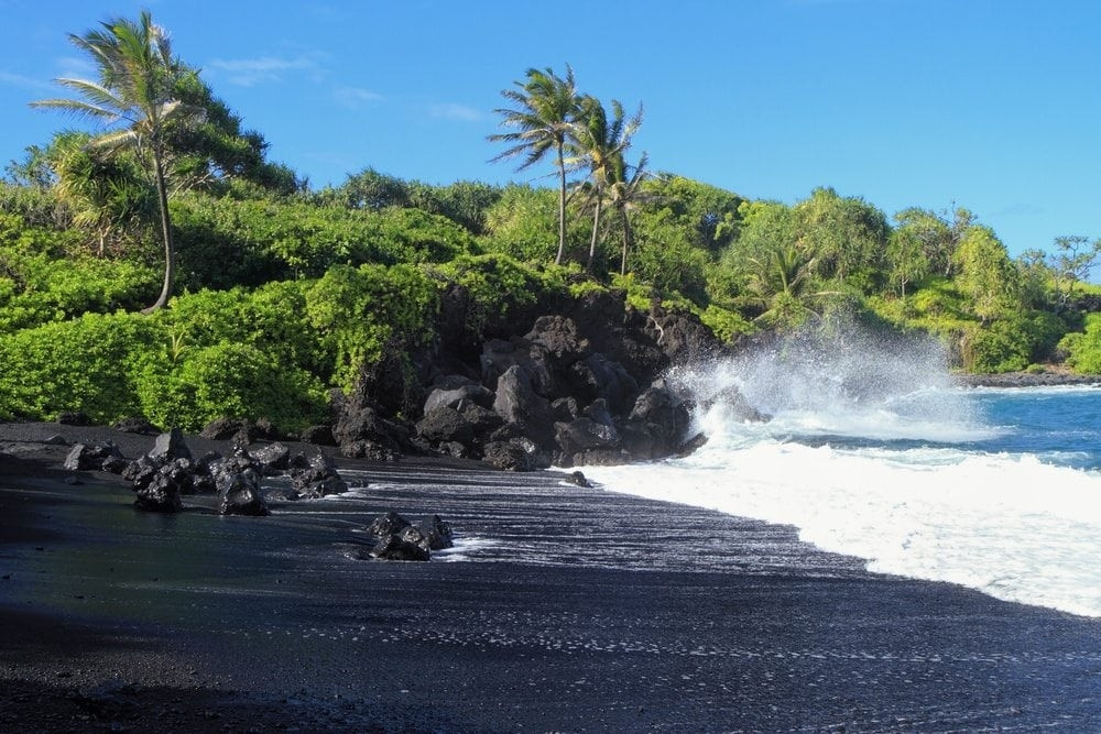 Mặc dù không thích hợp để tắm biển nhưng nó hoàn hảo để bạn có thể nghỉ ngơi dưới bóng mát của những cây dừa và ngắm nhìn nét riêng độc đáo của bãi biển đen đẹp nhất trên thế giới này.
