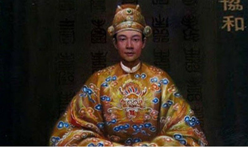 Từ đầu tiên trong bài thơ Đế hệ thi được dùng để đặt tên cho tất cả những người con trai của vua Minh Mạng, trong đó, hoàng tử Nguyễn Phúc Miên Tông về sau được chọn làm vua (tức Thiệu Trị). Chiếu theo di huấn của Minh Mạng cùng nội dung bài thơ, con trai của vua Thiệu Trị sẽ có tên đệm có từ “Hường” (Hồng), cháu vua Thiệu Trị sẽ có tên đệm là “Ưng”….Ảnh: Trung tâm Bảo tồn di tích cố đô Huế.