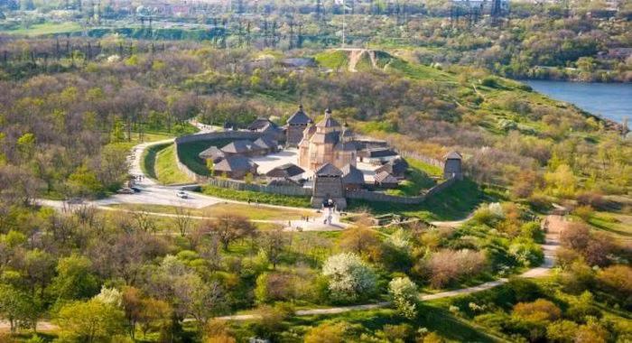 Đảo Khortytsya. Khortytsya được liên kết chặt chẽ với lịch sử của Zaporizhzhya Cossacks. Đây là hòn đảo sông lớn nhất, không chỉ ở Ukraine mà còn ở châu Âu.