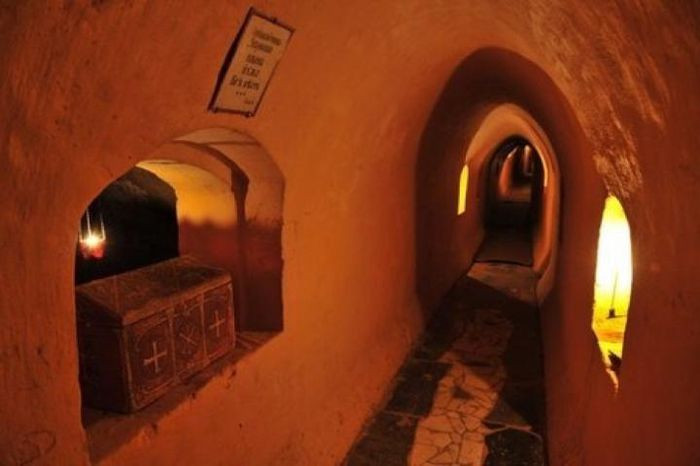 Một trong những tu viện tuyệt vời mà nơi đây sở hữu chính là hang động St. Anthony đầy bí ẩn và truyền thuyết thú vị.