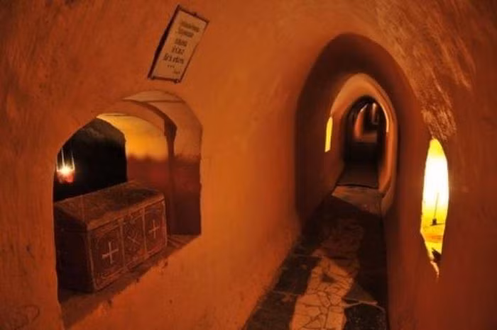 Một trong những tu viện tuyệt vời mà nơi đây sở hữu chính là hang động St. Anthony đầy bí ẩn và truyền thuyết thú vị.