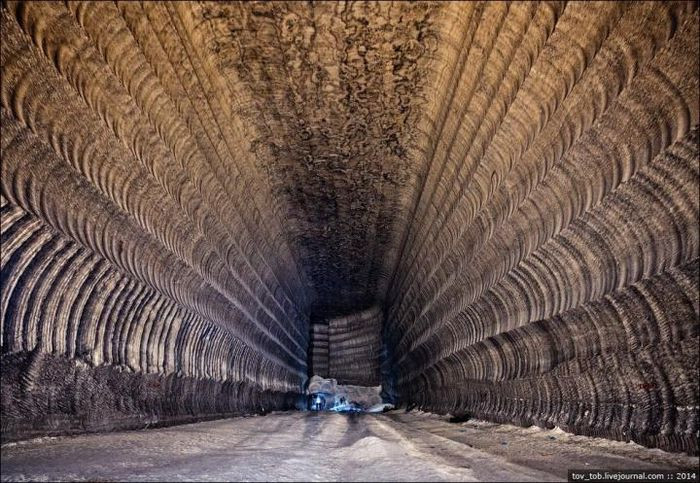 Mỏ muối Soledar. Khoảng 250 triệu năm trước, một phần của Ukraine chìm dưới mặt biển nông. Khi đại đương khô cạn, một mỏ muối ngầm khổng lồ được kiến tạo từ những biến động đột ngột của lớp vỏ trái đất dần lộ thiên.