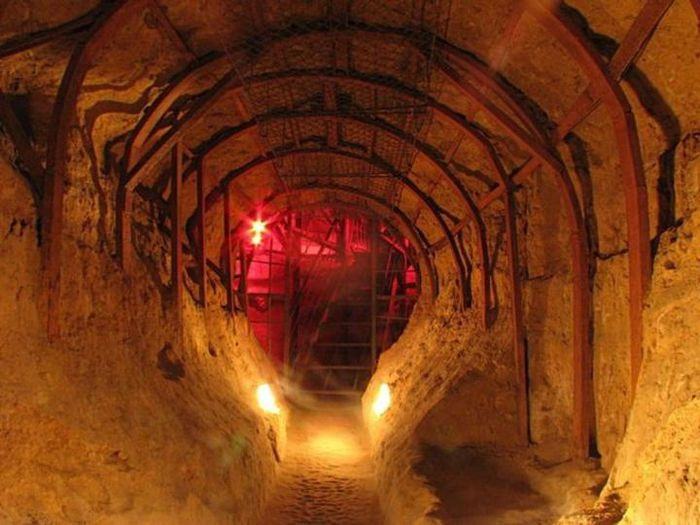 Động Anthony. Lịch sử hàng nghìn năm của thành phố cổ Chernihiv gắn liền với vô số tu viện dưới lòng đất đã thu hút và làm kinh ngạc du khách từ khắp nơi trên thế giới.