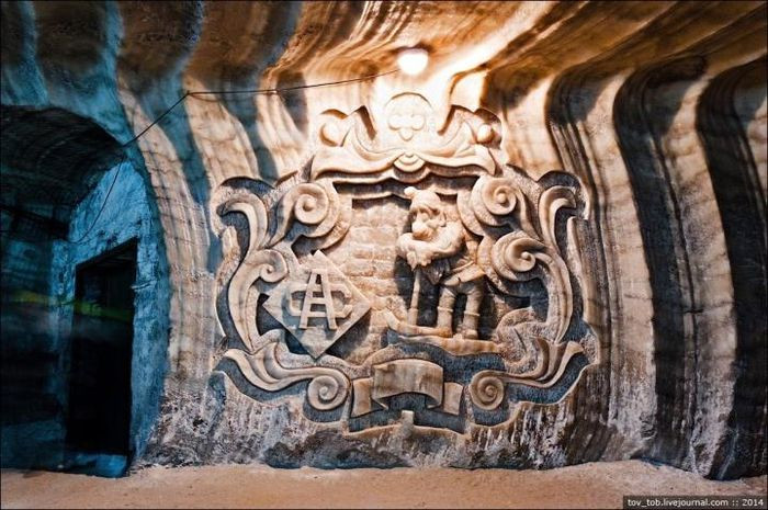 Hơn một trăm năm khai thác đã để lại khoảng trống lớn và nối thành một hành lang dài 300m bên dưới bề mặt rộng lớn. Trong đó có một buồng lớn đã được thiết kế làm phòng hòa nhạc, một buồng làm nơi thi đấu bóng đá. Thậm chí còn có một nhà thờ dưới lòng đất cho các thợ mỏ, quán cà phê cho khách du lịch, và các bức tường được uốn cong với nhiều tác phẩm điêu khắc, phù điêu.