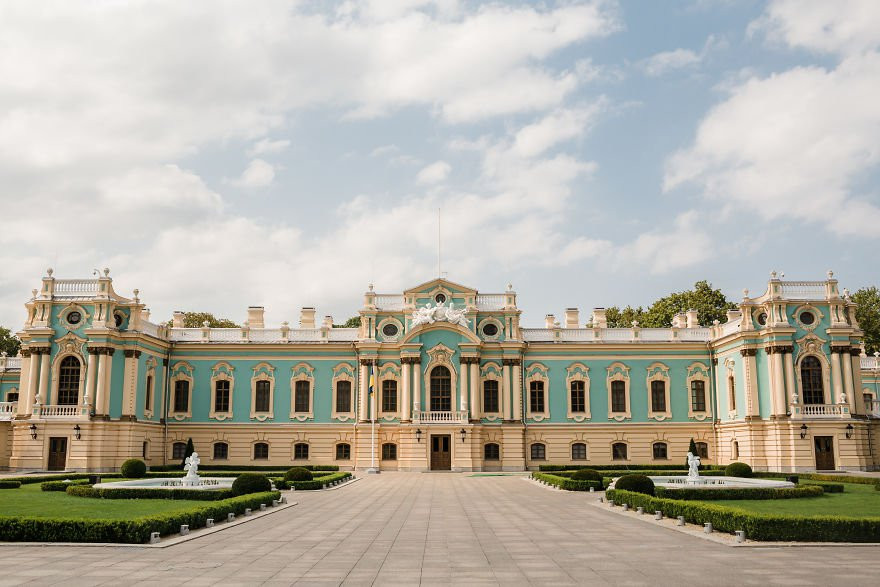 Trước khi ghé thăm Kyiv, Kelly chỉ mường tượng về thành phố này qua lời kể của bạn. Qua lời chia sẻ trên Bored Panda, Kelly bị thu hút bởi nhiều công trình kiến trúc tại đây. Trong hình là bên ngoài cung điện Mariinskyi. Công trình này nằm bên bờ sông Dnipro, được xây dựng theo phong cách baroque thời Elizabeth. Hiện nơi này là Dinh Tổng thống.