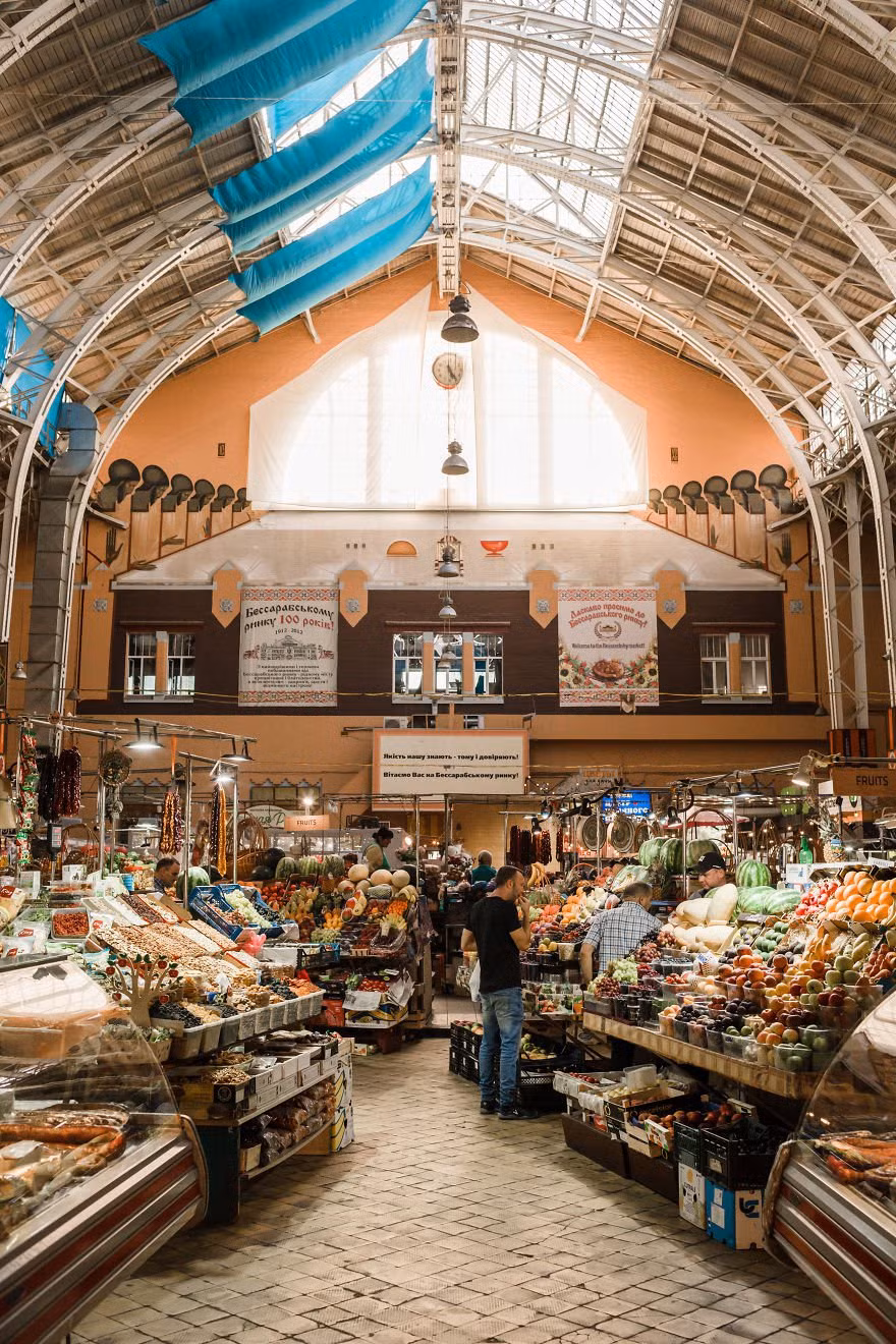 Kelley Hudson cũng ghi lại những khung hình về nhịp sống đời thường ở Kyiv. Đây là khung cảnh bên trong chợ Bessarabska. Khu chợ nằm gần quảng trường Bessarabska, trung tâm thủ đô Kyiv. Chợ được xây dựng vào năm 1910-1912 và thiết kế bởi kiến trúc sư người Ba Lan - Henryk Julian Gay.