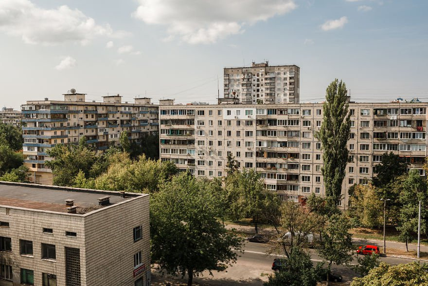 Nữ nhiếp ảnh gia cho biết thành phố trải qua nhiều thăng trầm lịch sử. Vết hằn thời gian hiện hữu ở từng góc phố, căn nhà.