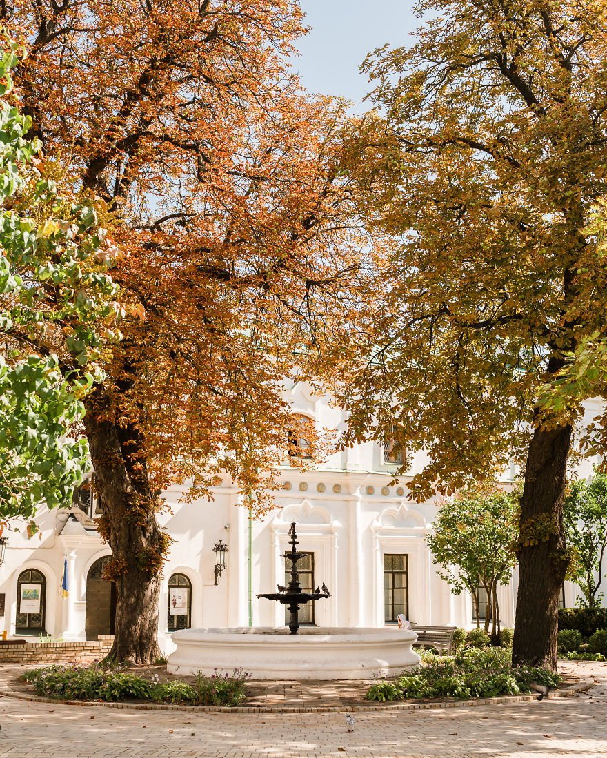 Thủ đô Kyiv trong ký ức Kelly Hudson vừa sống động vừa thanh bình, ngập tràn ánh đèn và sở hữu nhiều công trình kiến trúc ấn tượng.