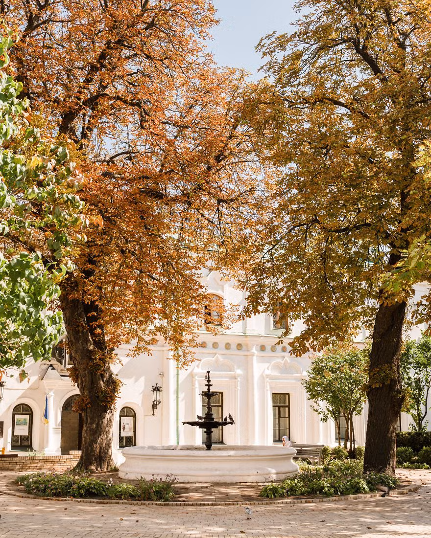 Thủ đô Kyiv trong ký ức Kelly Hudson vừa sống động vừa thanh bình, ngập tràn ánh đèn và sở hữu nhiều công trình kiến trúc ấn tượng.