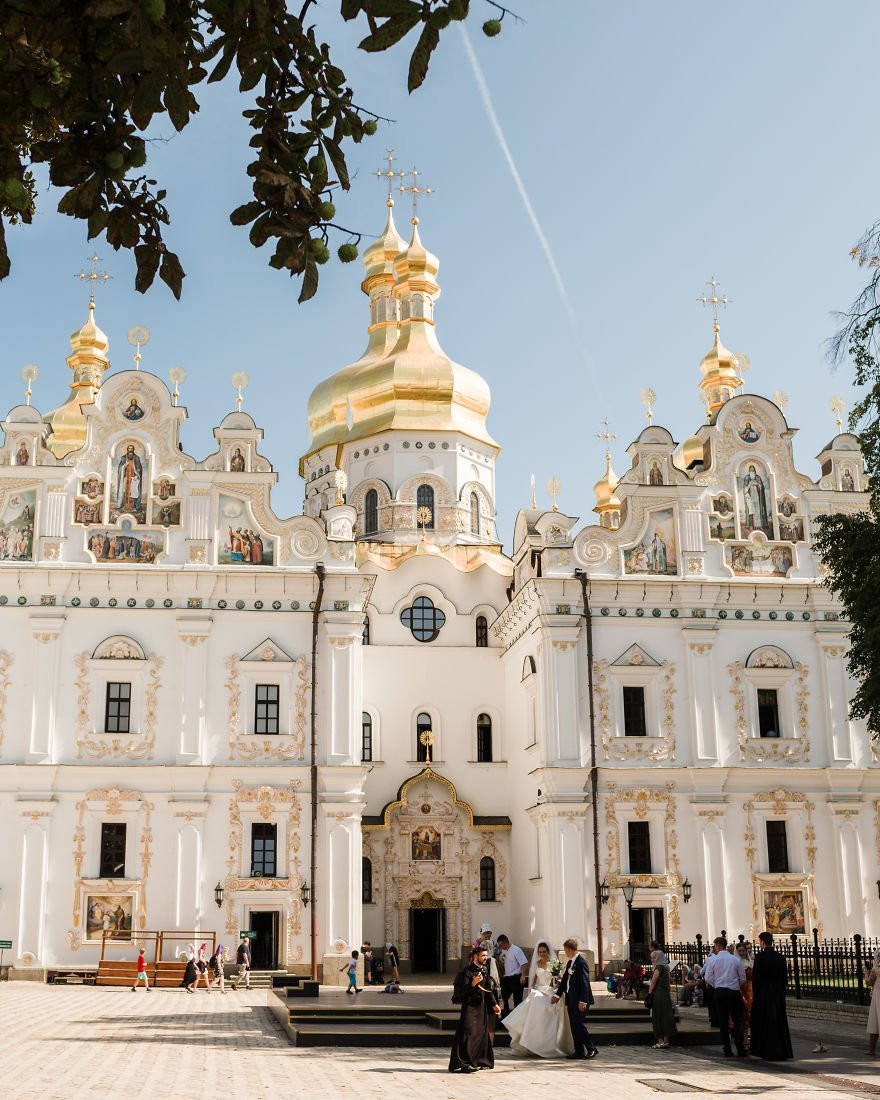 Ghé thăm Pechersk Lavra, Kelly may mắn được chứng kiến một lễ cưới của cặp đôi người địa phương. Tu viện này nằm ở quận Pechersk, cách trung tâm Kyiv khoảng 4 km. Công trình này gần 1.000 tuổi, được xây dựng từ năm 1051. Năm 1990, tu viện được UNESCO công nhận là di sản thế giới.
