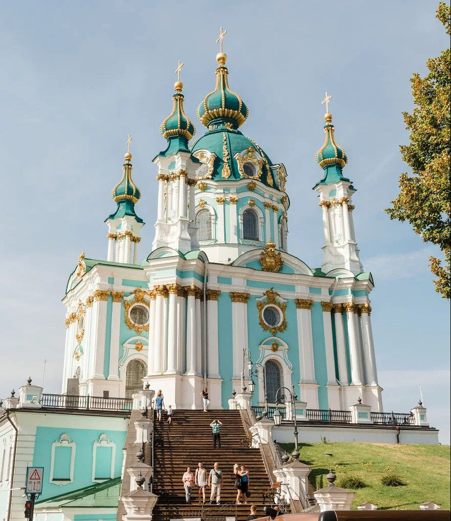 Trong ảnh là nhà thờ Cơ đốc giáo St Andrew được xây năm 1747-1754, do kiến trúc sư Bartolomeo Rastrelli (Italy) thiết kế. Công trình nằm trên một ngọn đồi dốc, nhìn hướng xuống khu phố Podil.