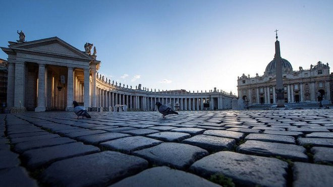 Thành Vatican chỉ có các con phố mà không có đường cao tốc. Ngoài ra, dù không sở hữu sân bay riêng, du khách vẫn dễ dàng đến thăm tòa thánh bằng cách tới Rome và lái xe đến Vatican. Sân bay Leonardo da Vinci - Fiumicino ở Rome cách Vatican khoảng 30 km.