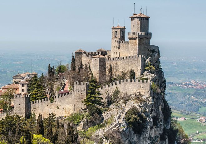 Giống Vatican, San Marino (tên đầy đủ là Cộng hòa Đại bình yên San Marino) cũng nằm hoàn toàn trong lãnh thổ Italy và lệch về phía đông bắc quốc gia này. San Marino rộng khoảng 61 km2, dân số khoảng 34.000.