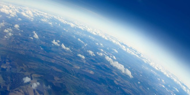 Tầng bình lưu bắt đầu từ trên tầng đối lưu, ở độ cao từ 50 km so với mặt đất. Thành phần quan trọng nhất ở tầng này là ozone, lớp này có chức năng hấp thụ bức xạ có hại của Mặt Trời. Ảnh: Business Insider.