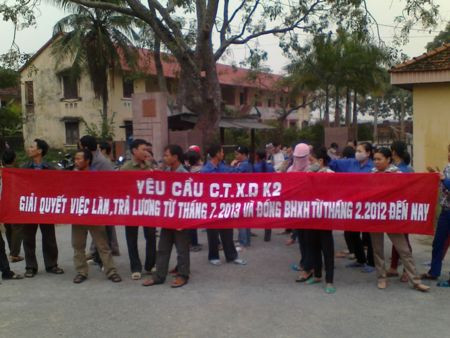 Công nhân Nhà máy gạch K2 tập trung đòi quyền lợi. Ảnh: Thanhtra.