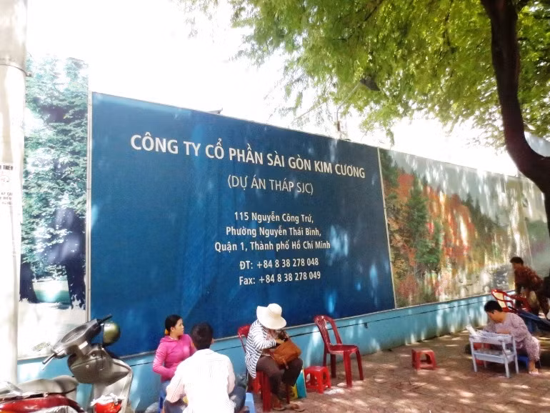 Được UBND TP HCM cấp phép đầu tư tư năm 2007 nhưng sau 5 năm, hiện khu đất vàng này vẫn là bãi đất bỏ hoang. Xung quanh dự án, người dân mở nhiều hàng quán trà đá vỉa hè kiếm sống.