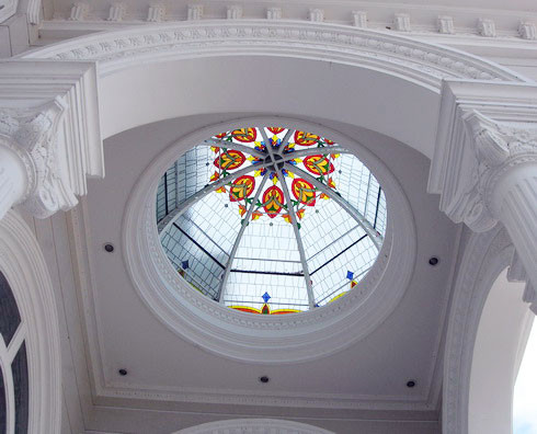 Nhìn từ ngoài vào, khu biệt thự mang dáng dấp một công trình của người Hồi giáo, Trung Đông, nhưng bên trong lại pha trộn kiến trúc phương Tây.