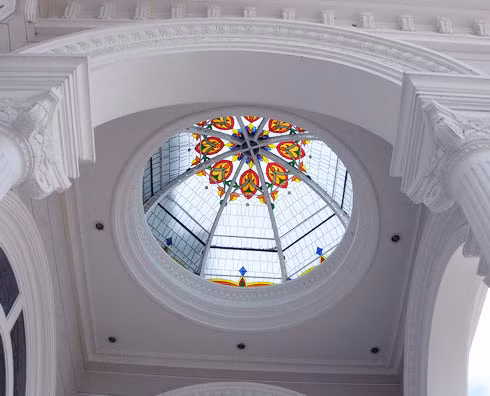 Nhìn từ ngoài vào, khu biệt thự mang dáng dấp một công trình của người Hồi giáo, Trung Đông, nhưng bên trong lại pha trộn kiến trúc phương Tây.