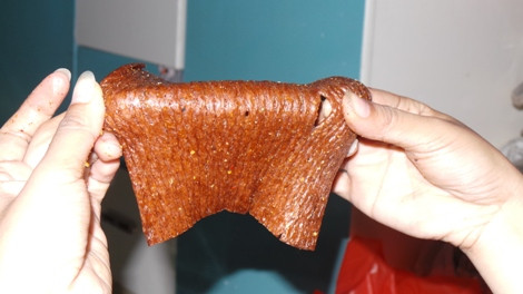 Sản phẩm có độ dàn hồi, dai, bị biến dạng khi dùng tay kéo mạnh. Ảnh: N.Đan.