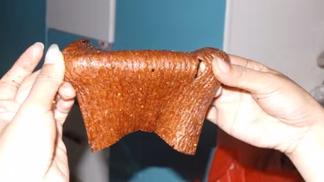 Sản phẩm có độ dàn hồi, dai, bị biến dạng khi dùng tay kéo mạnh. Ảnh: N.Đan.