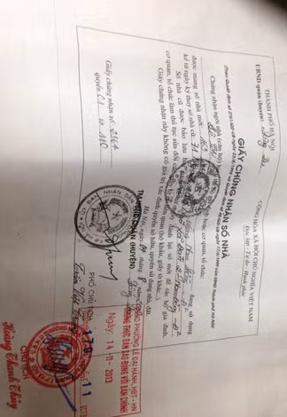 Giấy chứng nhận số nhà mới do ông Trần Việt Trung, Phó chủ tịch UBND quận Đống Đa cấp cho gia đình bà Hằng. Ảnh: M.T .