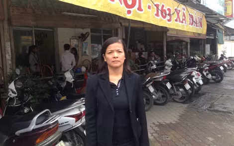 Bà Hằng bên căn nhà số 163 Xã Đàn. Ảnh: M.T