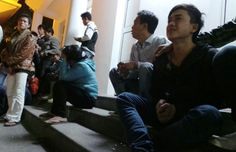 Người nhà nạn nhân vật vã trước nhà xác BV 108.