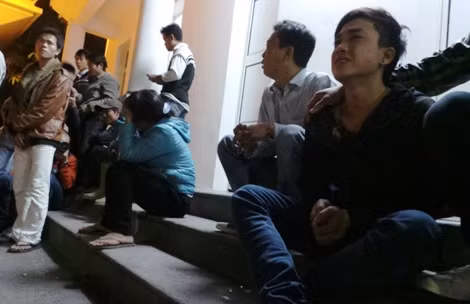 Người nhà nạn nhân vật vã trước nhà xác BV 108.