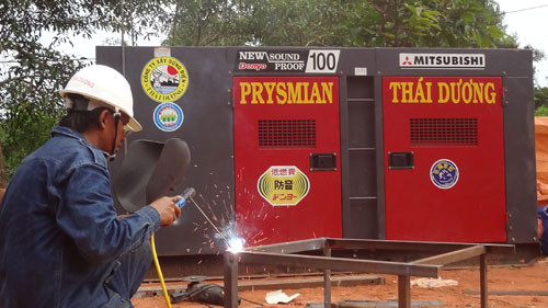 Công nhân đang chuẩn bị cho việc thi công cáp ngầm trên bờ phía Phú Quốc. (Ảnh: Thanhnien)