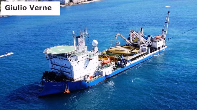 Tàu chở và thi công rải cáp ngầm. (Ảnh: Tuoitre)