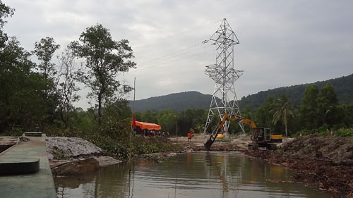 Sau khi hoàn thành, huyện đảo Phú Quốc sẽ được sử dụng điện lưới quốc gia. Dự án này là tiền đề quan trọng trong tiến trình phát triển kinh tế - xã hội, tạo cú hích cho sự chuyển mình để Phú Quốc nhanh chóng trở thành một đặc khu kinh tế quan trọng và là khu du lịch sinh thái chất lượng cao của cả nước. Hiện vị trí đặt cáp ngầm xuyên biển phía bờ Phú Quốc sẽ nối với đường dây 110 kV Hàm Ninh - Phú Quốc đã hoàn thành. (Ảnh: Thanhnien)