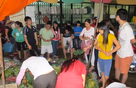 Người dân đổ xô đi mua thực phẩm sáng nay. Ảnh: N.Đan