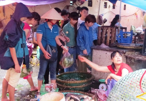 Hàng cá bị "bao vây". Ảnh: N.Đan