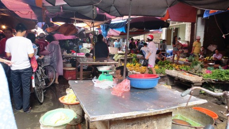 Mới hơn 9h sáng, thịt lợn đã cháy hàng. Ảnh: N.Đan