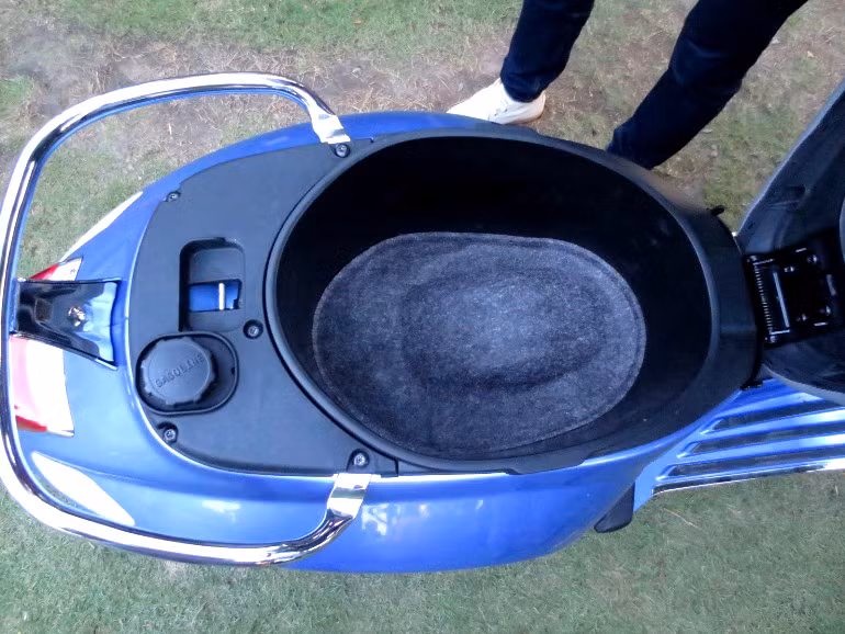 Việc đưa bình ắc quy đến vị trí mới (ở dưới phần để chân) đã tăng không gian của cốp xe lên thành 16.6 lít (so với 14.3 lit của Vespa thế hệ trước),