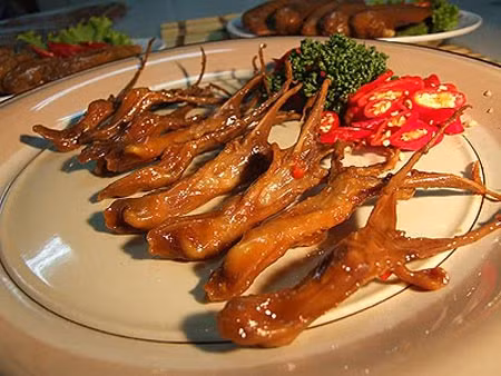 Lưỡi vịt rang muối.