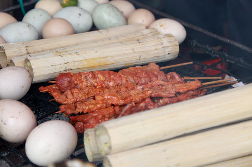 Cùng với cá nướng, SaPa còn nổi tiếng với món trứng nước, thịt lợn nướng và cơm lam.